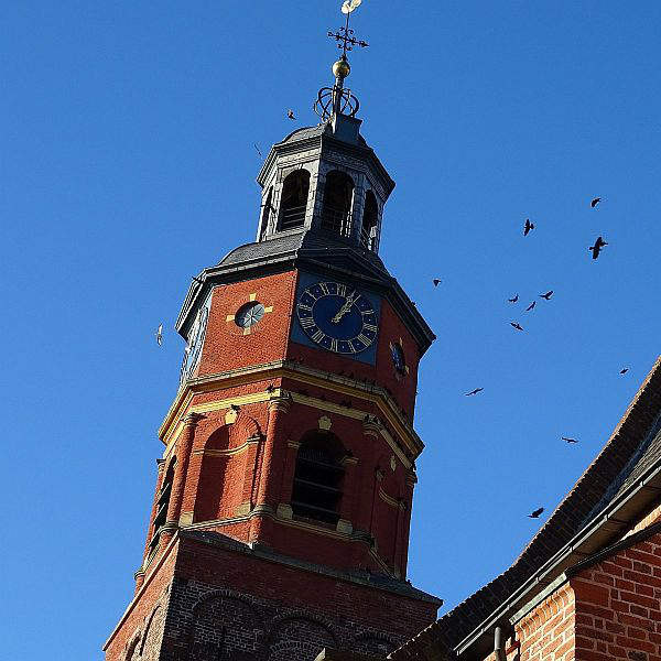 foto van toren lambertuskerk buren